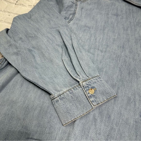 ASOS DESIGN Curve minimal denim shirt in lightwash blue - Picture 11 of 13